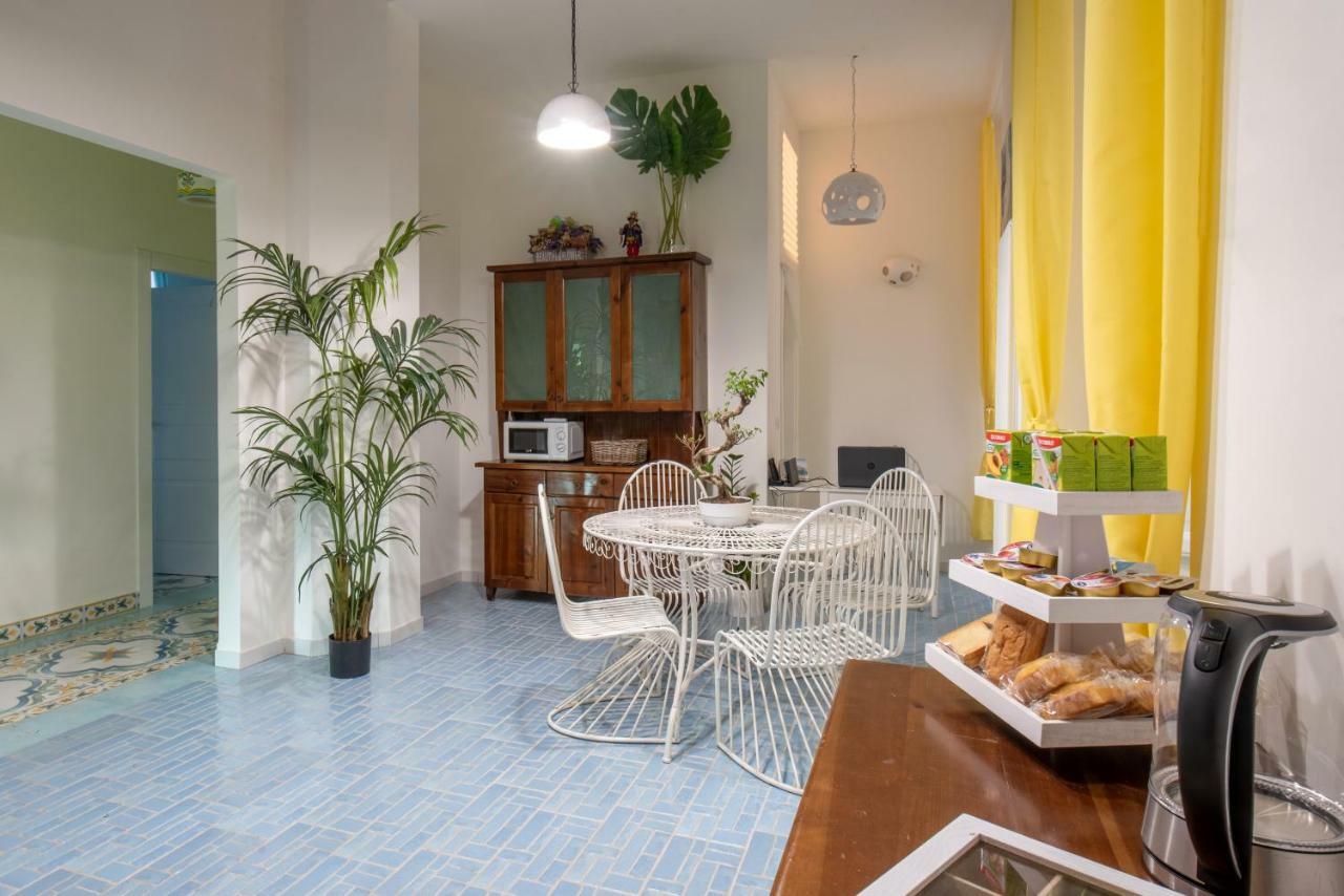 Regina Elena Bed & Breakfast Napoli Bagian luar foto